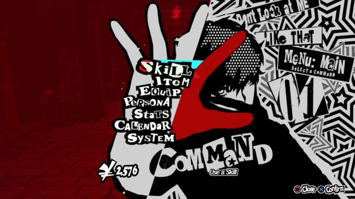 หน้าจอเมนูหลักของเกม Persona 5 แสดงตัวละครโจ๊กเกอร์ยกมือขึ้นพร้อมคำสั่งเกม เช่น Skill, Item, Equip และอื่น ๆ ด้วยงานออกแบบ UI สไตล์กราฟิกขาวดำตัดแดงอันเป็นเอกลักษณ์