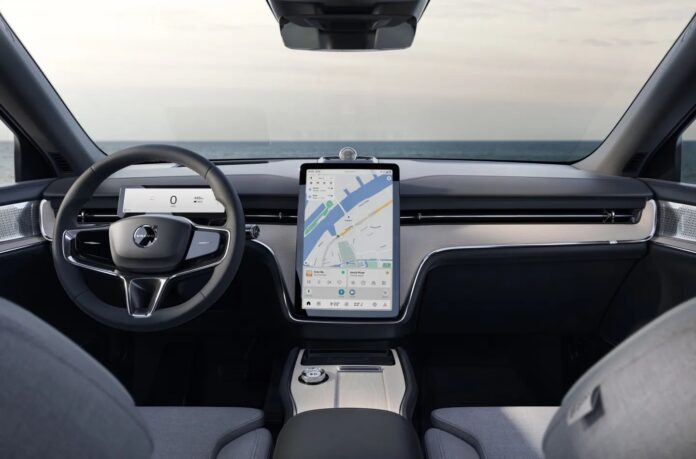ภาพภายในรถยนต์ Volvo EX90 แสดงหน้าจอกลางแนวตั้งขนาดใหญ่พร้อมระบบนำทาง Google Maps และพวงมาลัยดีไซน์ทันสมัย