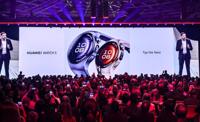 เวทีเปิดตัว HUAWEI Watch 5 ท่ามกลางผู้เข้าร่วมงานจำนวนมาก