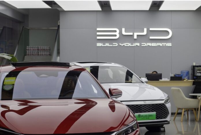 ภาพรถยี่ห้อ BYD จอดอยู่ในโชว์รูม