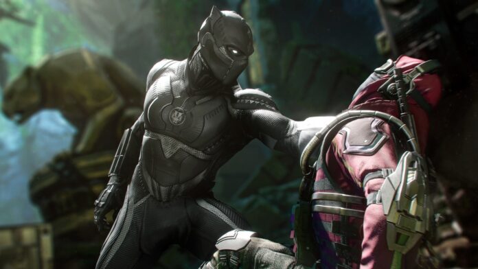 ภาพ Black Panther กำลังจับศัตรูสวมชุดเกราะสีแดงในฉากต่อสู้แบบใกล้ชิด โดยมีรูปปั้นเสือดำขนาดใหญ่อยู่ด้านหลัง