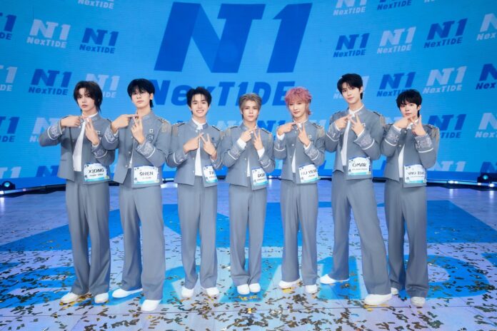 ภาพสมาชิกวงบอยกรุ๊ปนานาชาติ “Next1DE” ทั้ง 7 คน โพสต์ท่าชูมือเป็นสัญลักษณ์ “N”