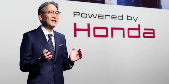 ผู้บริหาร Honda กล่าวถึงกลยุทธ์ใหม่ในการลดงบพัฒนารถยนต์ไฟฟ้าบนเวทีงานแถลงข่าวปี 2025
