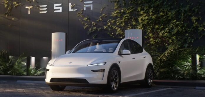 รถยนต์ไฟฟ้า Tesla สีขาวจอดอยู่หน้าแท่นชาร์จของ Tesla ท่ามกลางบรรยากาศเขียวขจี