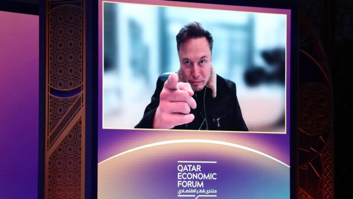 Elon Musk ปรากฏตัวผ่านวิดีโอคอลในงาน Qatar Economic Forum โดยชี้นิ้วมาที่กล้อง