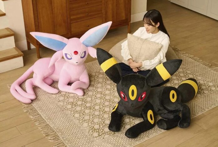 ตุ๊กตาโปเกมอนขนาดเท่าตัวจริงรุ่น Umbreon และ Espeon จากแคมเปญ Year of Eevee โดย The Pokémon Company