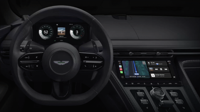 ภาพภายในห้องโดยสารของรถ Aston Martin แสดงหน้าจอแผงหน้าปัดและจอกลางที่ใช้งาน CarPlay Ultra