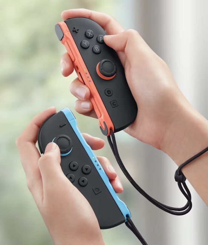 ภาพผู้เล่นกำลังถือ Joy-Con ของ Nintendo Switch 2 เพื่อเล่นเกม
