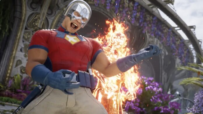 Peacemaker จากซีรีส์ DC ยืนโพสท่าพร้อมสีหน้าสะใจในเกม Mortal Kombat 1 โดยมีตัวละครที่กำลังลุกเป็นไฟอยู่ด้านหลัง