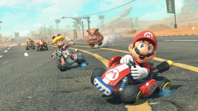 Mario และผองเพื่อนแข่งรถในสนามทะเลทรายจากเกม Mario Kart โดยมี Princess Peach, Donkey Kong และศัตรู Goomba ปรากฏอยู่ในฉาก