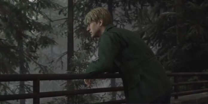James Sunderland ยืนพิงราวสะพาน ท่ามกลางป่าหมอกหนาทึบในฉากหนึ่งของ Silent Hill 2 Remake