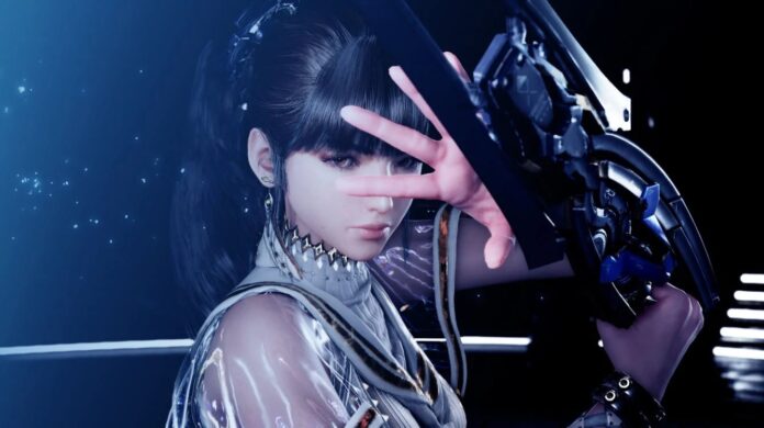 ตัวละครเอกหญิงจากเกม Stellar Blade ถืออาวุธพร้อมท่าทางต่อสู้ในฉากพื้นหลังสีดำและแสงไฟสีน้ำเงิน