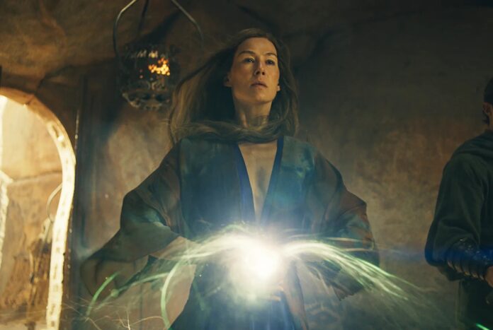 ตัวละครหญิงใช้พลังเวทด้วยแสงสว่างเปล่งออกจากมือ ในฉากจากซีรีส์ The Wheel of Time ของ Amazon