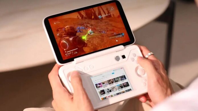 ภาพผู้ใช้งานกำลังถือ Ayaneo FLIP รุ่น DS สีขาว ซึ่งเป็นเครื่องเล่นเกมพกพาหน้าจอคู่ดีไซน์ฝาพับแบบ Nintendo DS