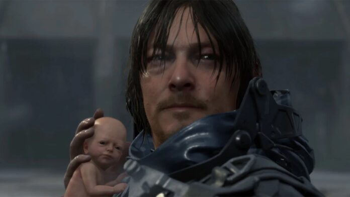 ภาพจากเกม Death Stranding แสดงตัวละครหลัก Sam Bridges อุ้มเด็กทารกในอุปกรณ์พกพาพิเศษ ท่ามกลางบรรยากาศที่เคร่งเครียดและลึกลับ