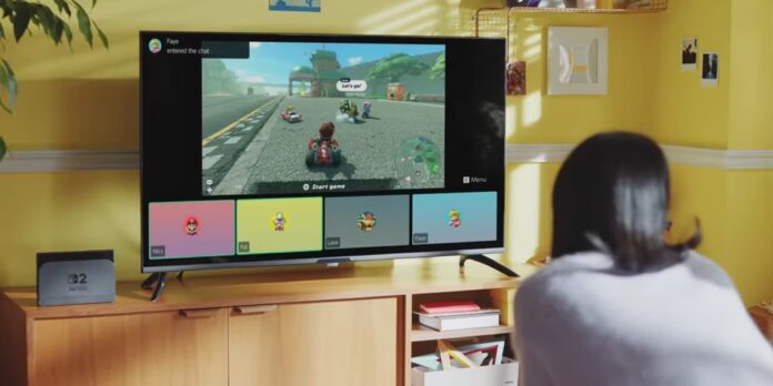 ผู้เล่นกำลังนั่งหน้าโทรทัศน์ ขณะใช้งานฟีเจอร์ GameChat บน Nintendo Switch 2 ระหว่างเล่นเกม Mario Kart โดยมีหน้าจอแสดงภาพเกมพร้อมวิดีโอแชตผู้เล่นอื่นด้านล่าง