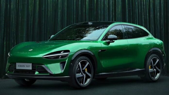 Xiaomi YU7 SUV สีเขียวมรกต จอดอยู่หน้าฉากหลังป่าไผ่ ตัวรถดีไซน์สปอร์ตพรีเมียม พร้อมไฟหน้าเรียวเฉียบ เส้นสายโค้งมนและล้ออัลลอยขนาดใหญ่ เพิ่มความล้ำสมัยในดีไซน์ของรถยนต์ไฟฟ้ารุ่นใหม่ล่าสุดจาก Xiaomi