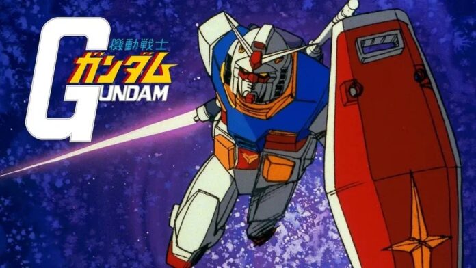 กันดั้ม RX-78-2 จากอนิเมะ Mobile Suit Gundam กำลังถือโล่และดาบแสง บินอยู่ในอวกาศโดยมีโลโก้ Gundam อยู่ทางด้านซ้าย