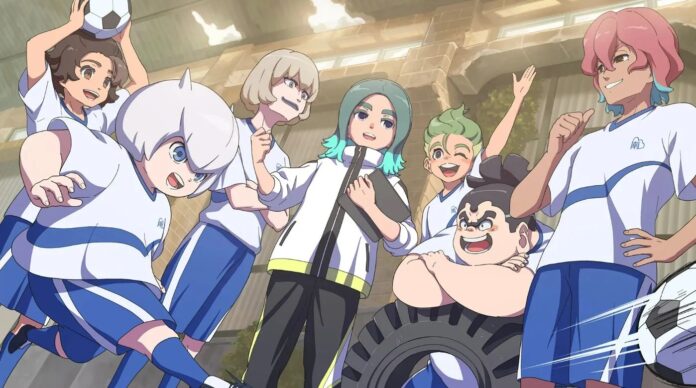 ตัวละครจากเกม Inazuma Eleven: Victory Road สวมชุดนักกีฬาฟุตบอล กำลังรวมกลุ่มอย่างสนุกสนานในสนามฝึกซ้อม