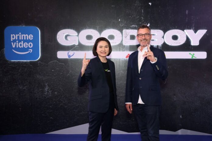 ผู้บริหารจาก AIS และ Prime Video ยืนถ่ายภาพร่วมกันหน้าป้ายโปรโมตซีรีส์ “GOODBOY”