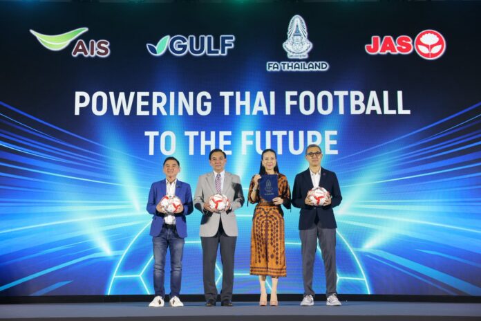 ภาพผู้บริหาร GULF, AIS และ JAS บนเวทีเปิดตัวความร่วมมือ
