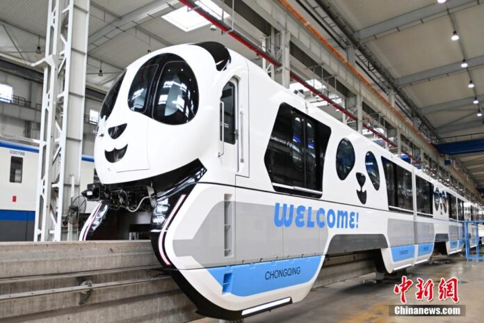 ภาพรถไฟฟ้าธีมหมีแพนด้า ที่เมืองฉงชิ่ง ประเทศจีน