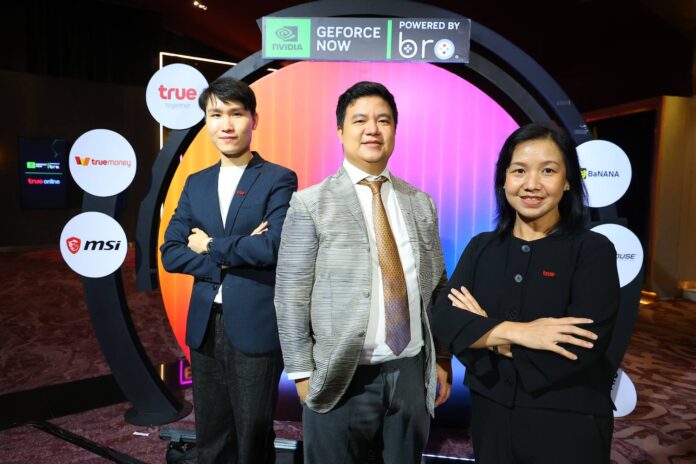 สามผู้บริหารยืนถ่ายภาพร่วมกันในงานเปิดตัวบริการ GeForce NOW powered by bro.game