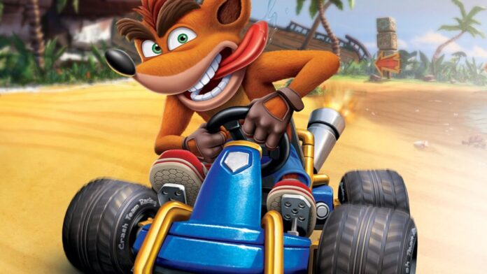 ตัวละคร Crash Bandicoot ขับรถแข่งในเกม Crash Team Racing: Nitro-Fueled บนฉากชายหาด