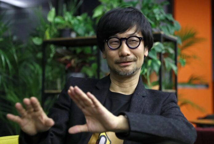 ภาพ Hideo Kojima กำลังให้สัมภาษณ์อย่างสดใส