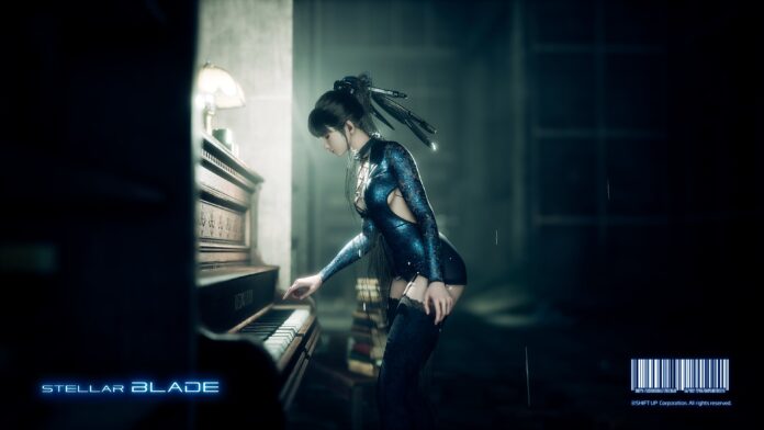 ตัวละครเอก Eve จากเกม Stellar Blade ยืนอยู่ข้างเปียโนในห้องมืด เธอสวมชุดเดรสลายลูกไม้สีน้ำเงินสุดหรู พร้อมก้มตัวแตะคีย์เปียโนอย่างแผ่วเบา