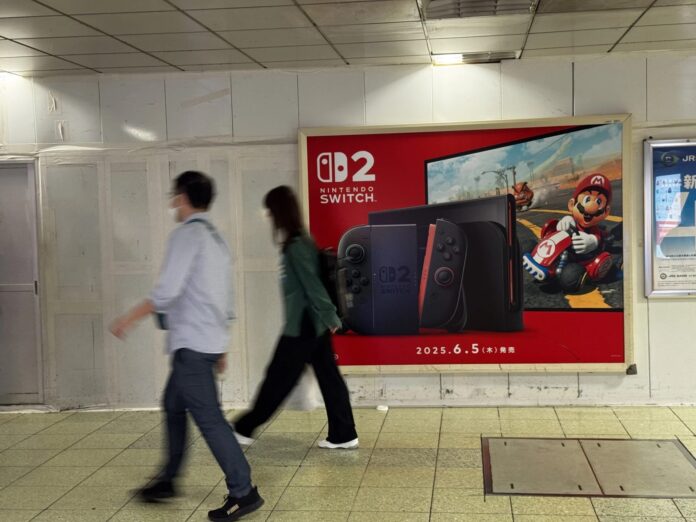 ภาพโฆษณา Nintendo Switch 2 พร้อมเกม Mario Kart ในสถานีรถไฟญี่ปุ่น
