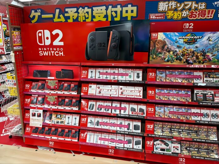 ภาพป้ายจัดแสดงสินค้า Nintendo Switch 2 และเกมใหม่ในร้านค้าปลีกประเทศญี่ปุ่น
