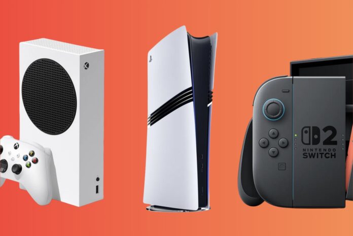 ภาพเครื่องเกมคอนโซล 3 รุ่น ได้แก่ Xbox Series S, PlayStation 5 และ Nintendo Switch 2 วางเรียงกันบนพื้นหลังสีส้ม