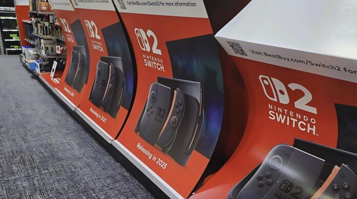 ภาพถ่ายในร้าน Best Buy แสดงโปสเตอร์โปรโมตเครื่องเกม Nintendo Switch 2