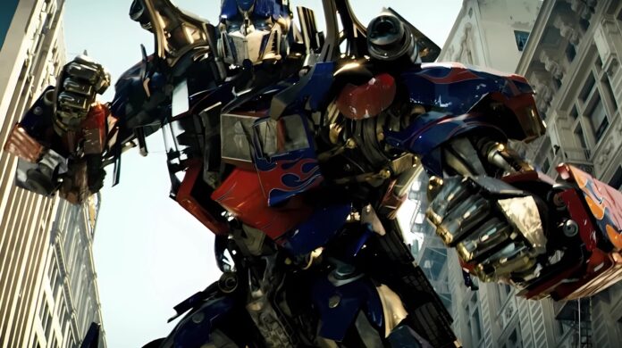 หุ่นยนต์ยักษ์ Optimus Prime จาก Transformers ยืนอยู่กลางเมืองในฉากแอ็กชัน