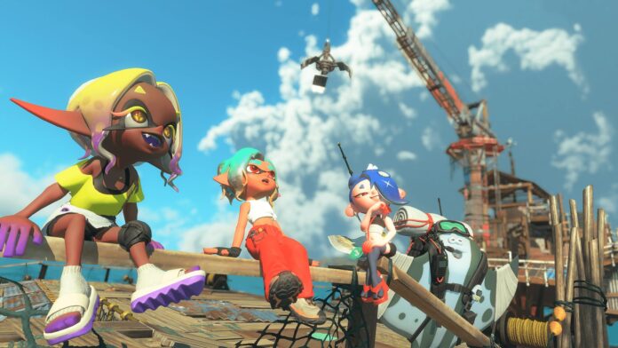 ตัวละคร Splatoon นั่งพักบนโครงไม้ท่ามกลางบรรยากาศริมทะเล พร้อมฉากก่อสร้างและท้องฟ้าสดใสในฉากจากเกมภาคใหม่