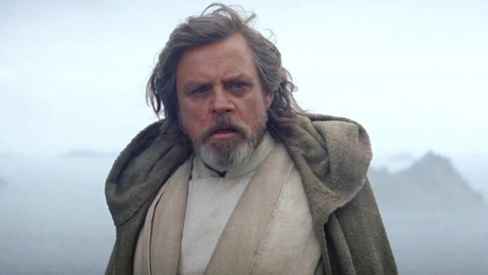 Luke Skywalker ยืนอยู่ริมหน้าผาในฉากจาก Star Wars: The Last Jedi