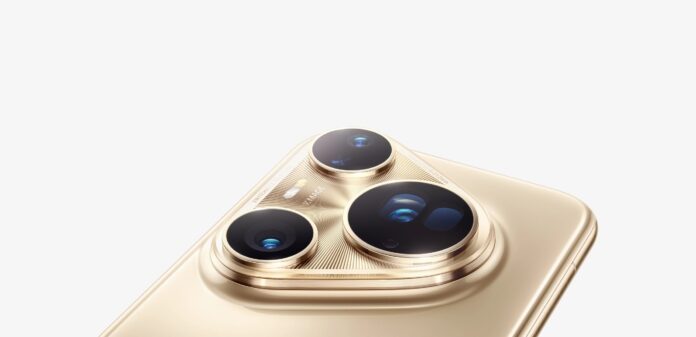 ภาพโคลสอัปของโมดูลกล้องหลัง Smartphone สีทอง พร้อมเลนส์ 3 ตัว วางเรียงบนพื้นผิววัสดุโลหะเงางาม