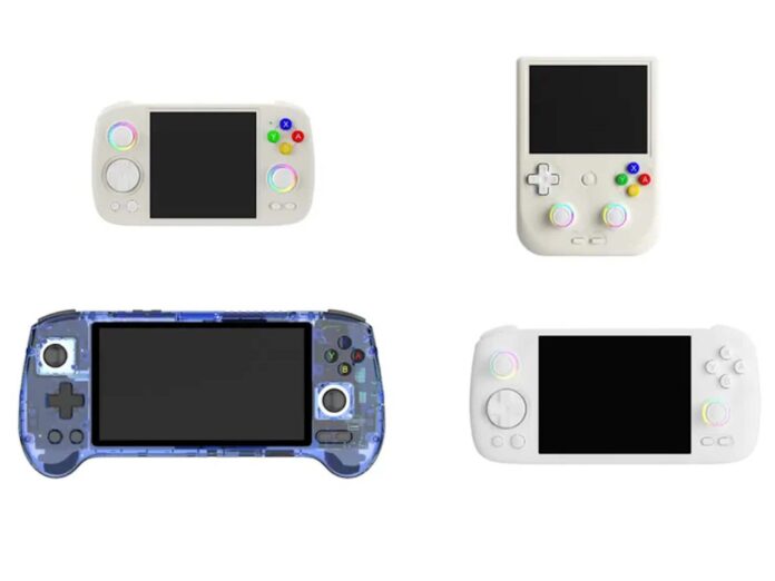 เครื่องเล่นเกมพกพาสี่รุ่นวางเรียงในรูป มีดีไซน์คล้าย Game Boy และคอนโซลพกพาทันสมัย