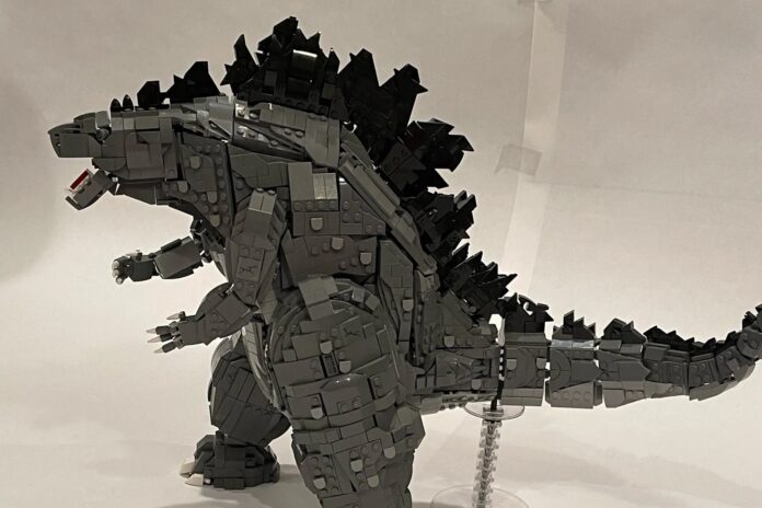 โมเดล Godzilla ที่ประกอบจากตัวต่อเลโก้ โชว์รายละเอียดของลำตัว เกล็ดหลัง และหางอย่างประณีต