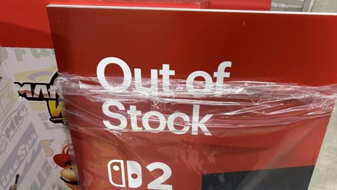 ป้าย Out of Stock สำหรับ Nintendo Switch 2 สีแดงที่ระบุว่าเครื่องหมดสต็อกแล้ว ถูกห่อด้วยพลาสติกใส เตรียมนำไปติดหน้าร้านในสหรัฐอเมริกา