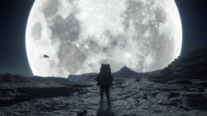 ภาพตัวละครในชุดอวกาศเดินอยู่บนพื้นผิวดวงจันทร์ ท่ามกลางฉากหลังของพระจันทร์เต็มดวงขนาดใหญ่ที่ส่องแสงจ้า จากเกม Death Stranding 2: On the Beach