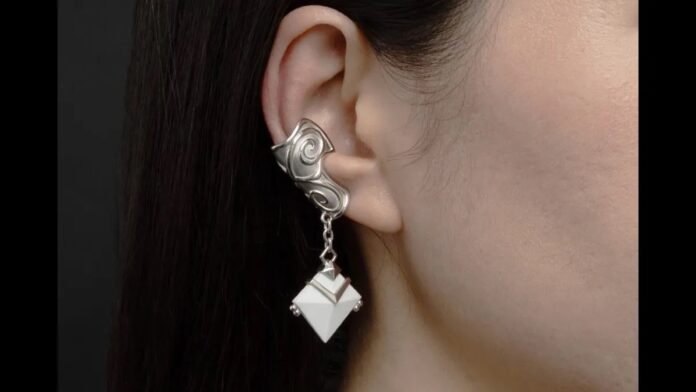 ต่างหูเงินดีไซน์สไตล์แฟนตาซีจาก Final Fantasy XIV สวมอยู่ที่ใบหูของหญิงสาว