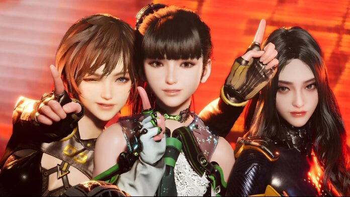 ตัวละครหญิงสามคนจากเกม Stellar Blade โพสท่าชูนิ้วชี้พร้อมรอยยิ้มและแสงสีแดงจากฉากหลัง