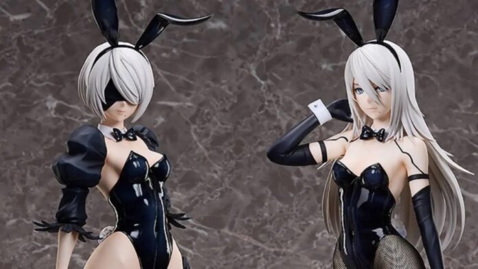 ฟิกเกอร์ตัวละคร 2B และ A2 จากเกม NieR: Automata ในชุดบันนี่เกิร์ลสีดำโพสท่าบนพื้นหลังลายหินอ่อน