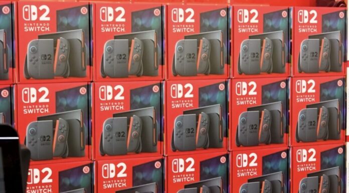 กล่องเครื่อง Nintendo Switch 2 วางเรียงซ้อนกันเป็นแถวในร้านค้า