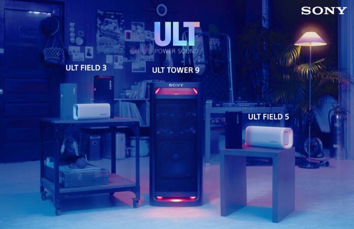 ลำโพงซีรีส์ ULT POWER SOUND จาก Sony วางโชว์ในห้องสตูดิโอ มีรุ่น ULT FIELD 3, ULT FIELD 5 และลำโพงขนาดใหญ่ ULT TOWER 9