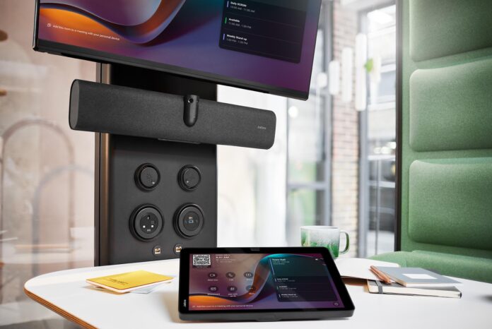 อุปกรณ์ประชุมทางไกล PanaCast 40 VBS พร้อมหน้าจอสัมผัสแสดงการประชุมในห้องทำงานขนาดเล็ก