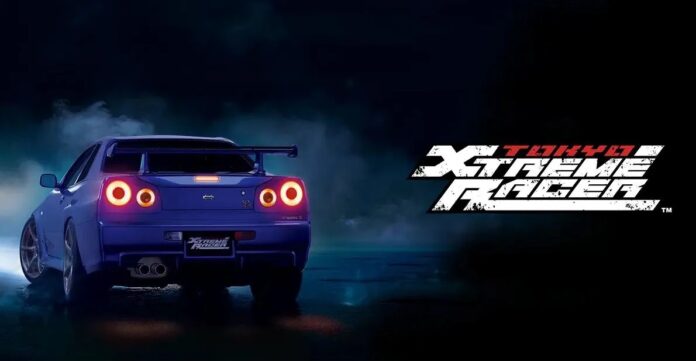 รถสปอร์ต Nissan Skyline R34 สีฟ้า จอดหันหลังท่ามกลางหมอกและพื้นถนนสะท้อนแสง พร้อมโลโก้เกม Tokyo Xtreme Racer