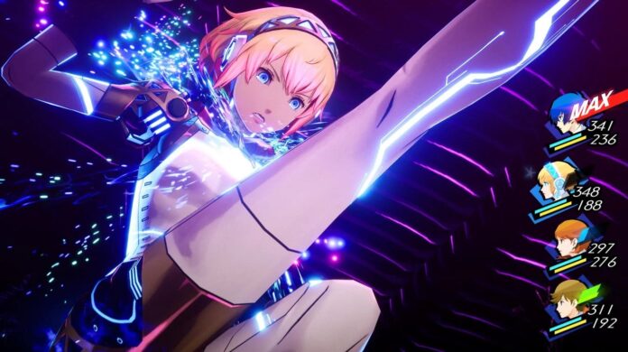 ตัวละคร Aigis จากเกม Persona 3 Reload กำลังใช้ท่าไม้ตายกลางฉากต่อสู้ โดยมีเอฟเฟกต์แสงสีฟ้าสดใสล้อมรอบ